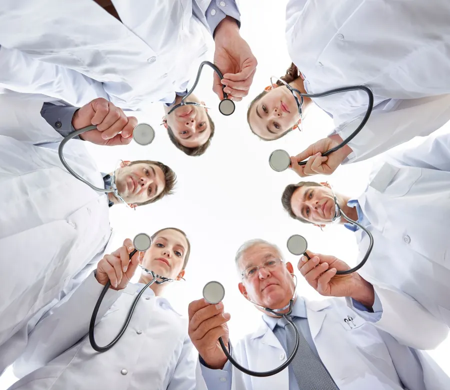 Equipo de médicos con estetoscopios