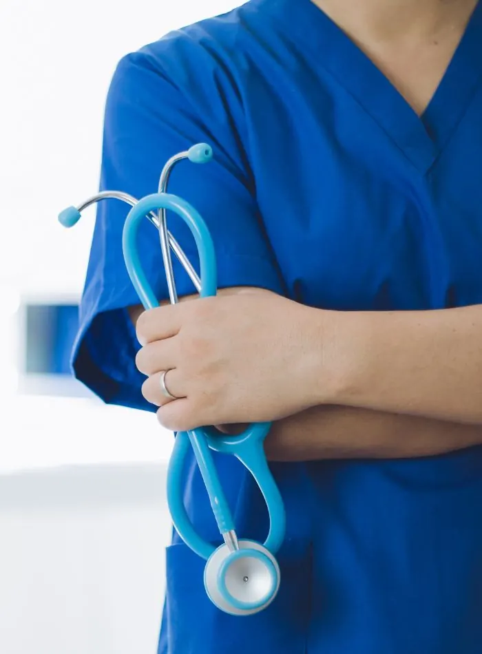 Profesional de salud con estetoscopio