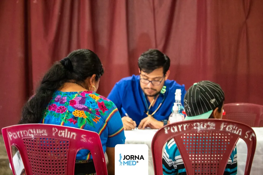 Médico de Jorna Med atendiendo pacientes en una jornada comunitaria