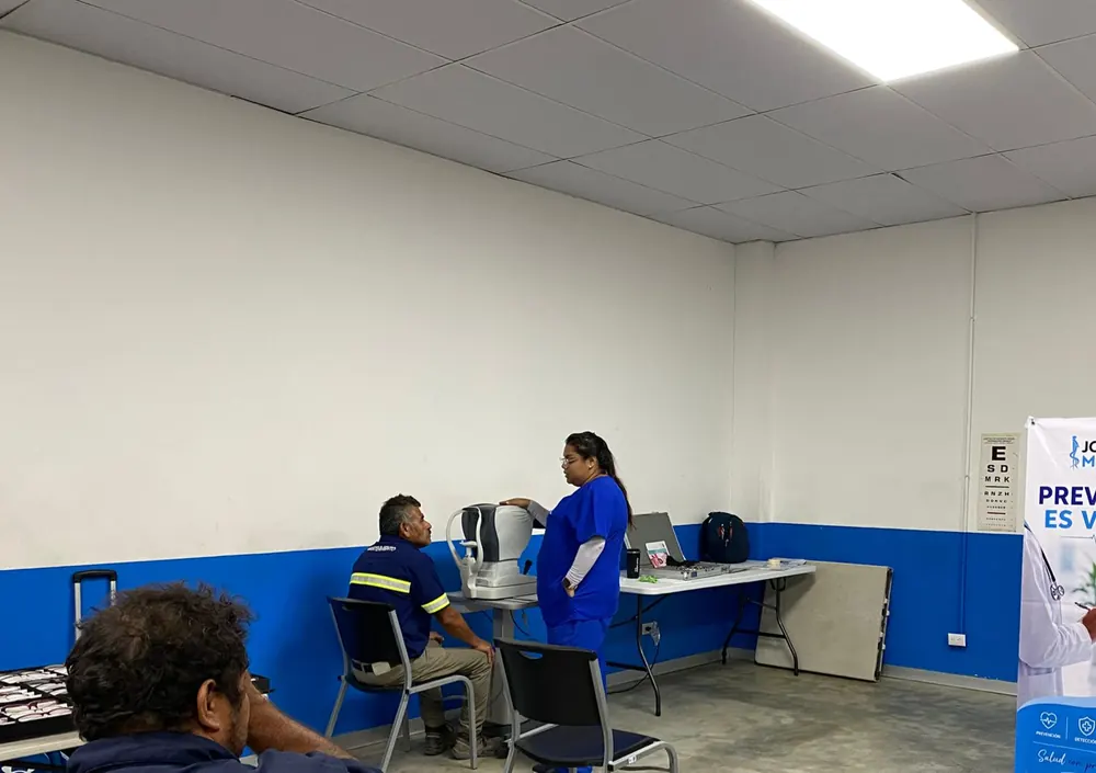 Examen de la vista en una jornada médica empresarial