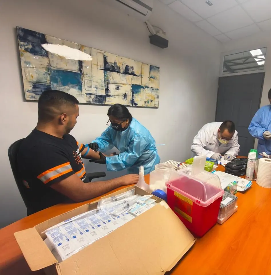 Toma de muestras de laboratorio a un colaborador