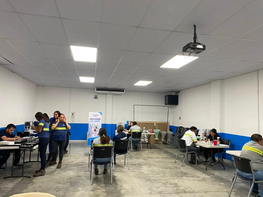 Jornada médica empresarial con varias estaciones de atención